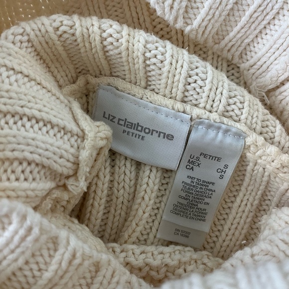 Classy, cream-colored turtleneck - Picture 2 of 4